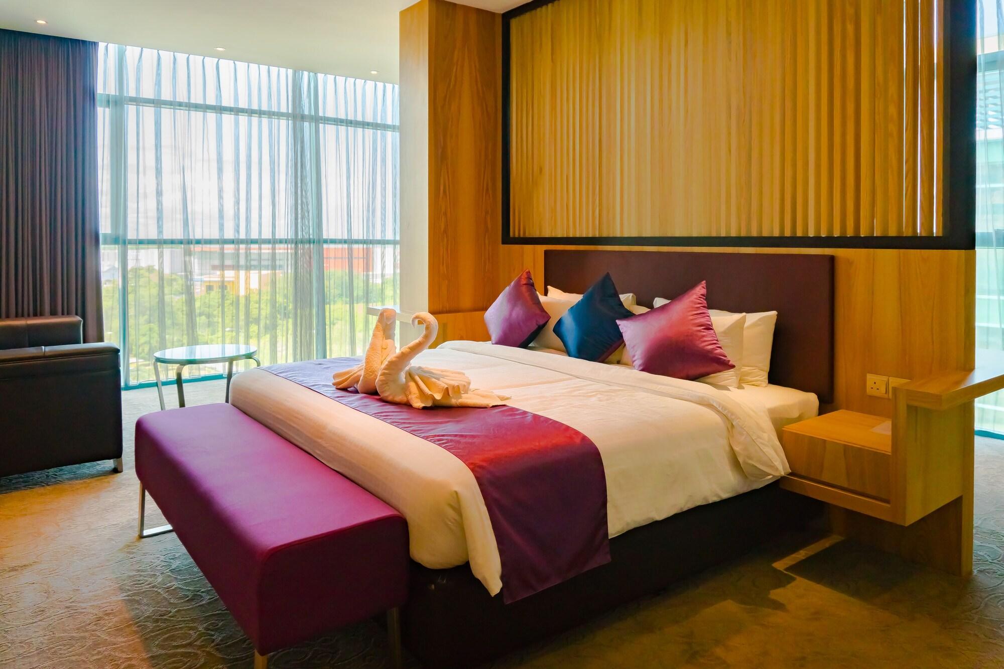 Greens Hotel & Suites Bintulu Eksteriør billede